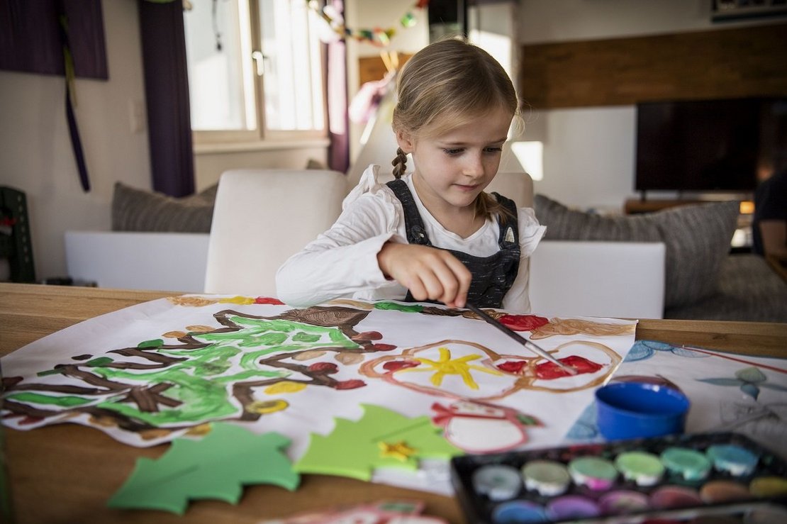 Fensterbild malen fürs Adventfenster ©Daniela Matejschek