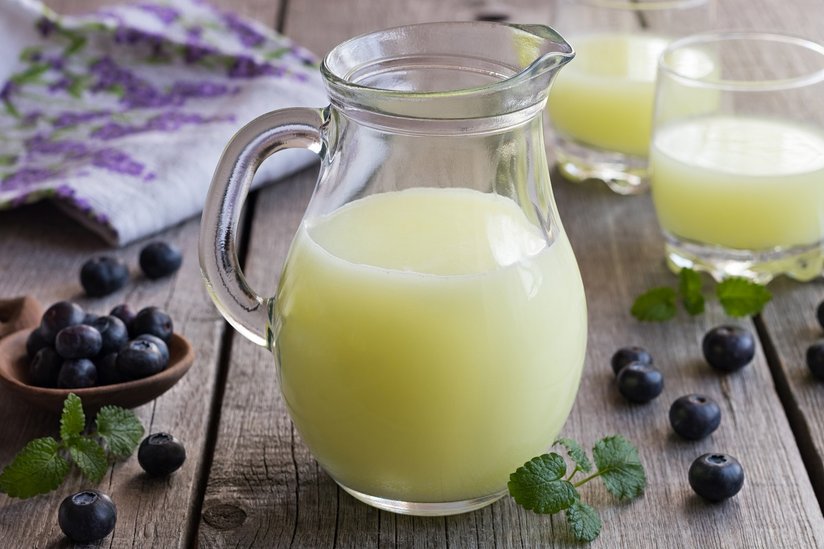 Trinkmolke in Glas und Krug hergestellt bei der der Milchbearbeitung