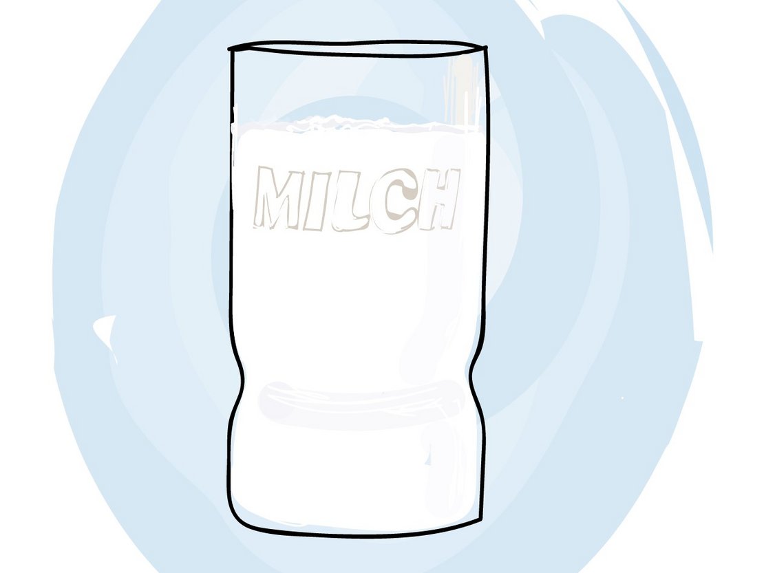 Schulmilch in Milchglas mit blauem Hintergrund ©Eva Kail