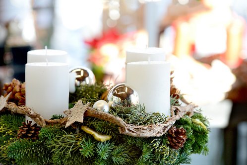 Adventkranz mit vier weißen Kerzen ©StefanKoerber/stock.adobe.com_84321711