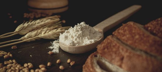 Brot, Getreidekörner, Ähre und Mehl ©pixabay