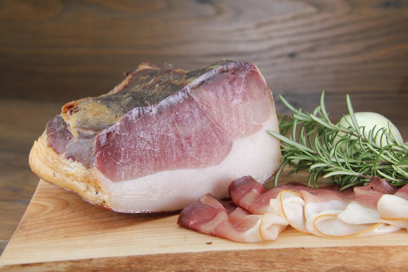 Speck auf einem Holzschneidbrett