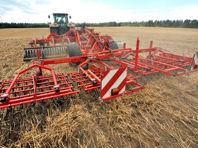 Traktor mit Pflug am Feld