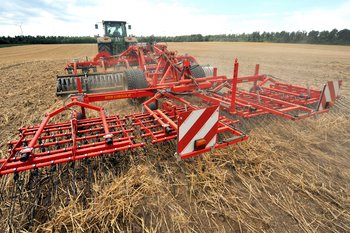 Traktor mit Pflug am Feld