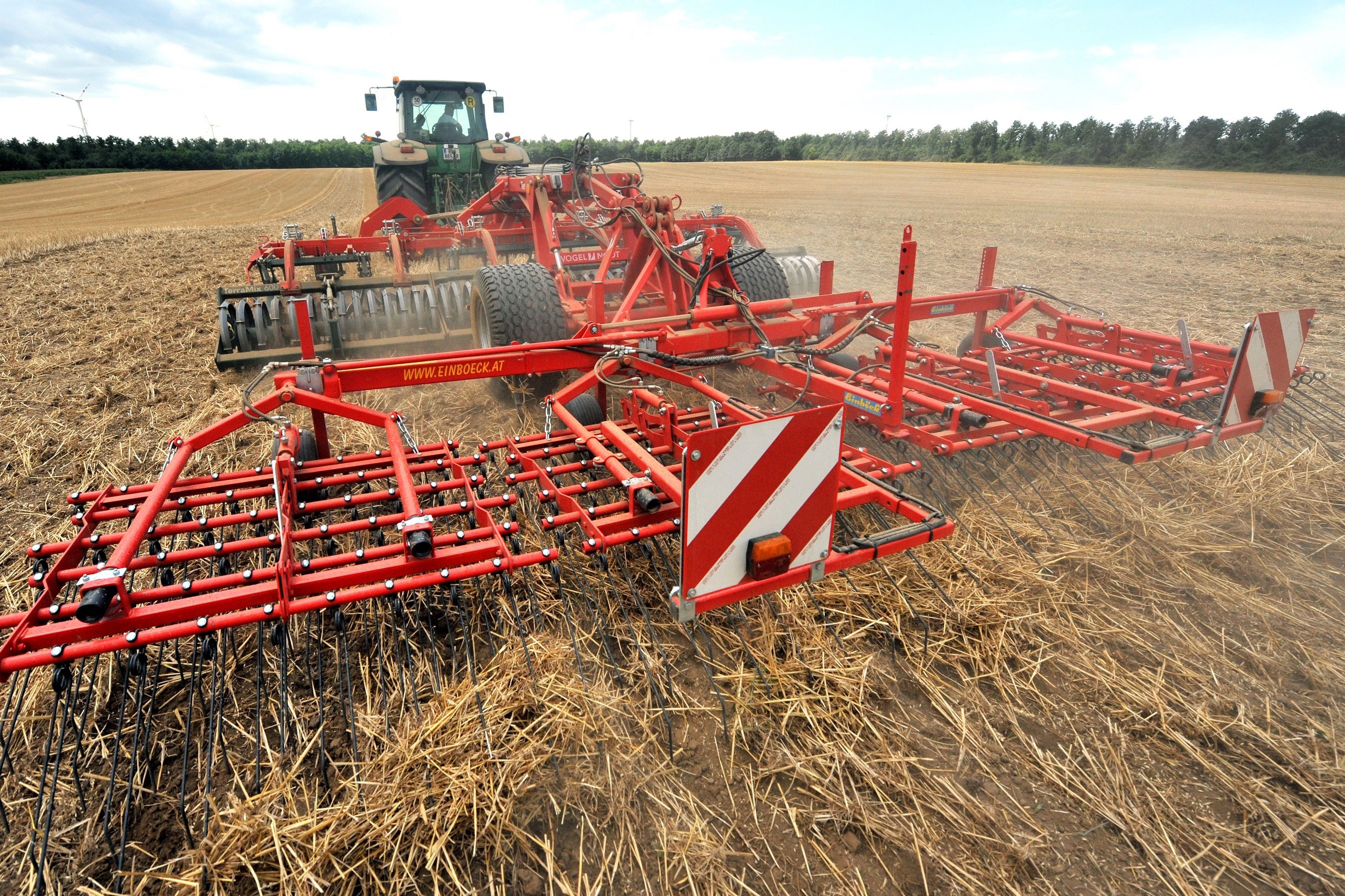 Traktor mit Pflug am Feld