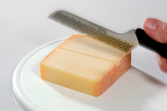 Bergkäse wird geschnitten ©AMA Marketing