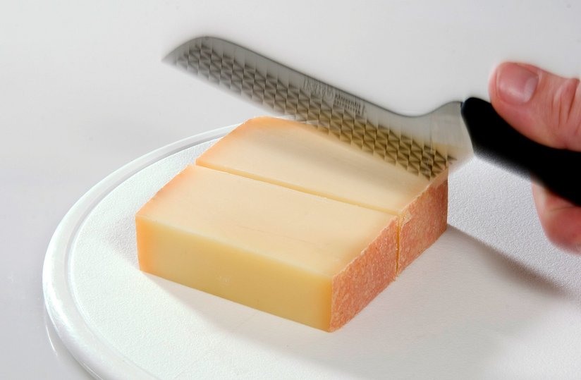 Bergkäse wird geschnitten ©AMA Marketing