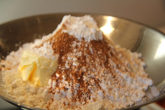 Zutaten für einen Sandteig mischen ©Elisabeth Heidegger/LK Niederösterreich