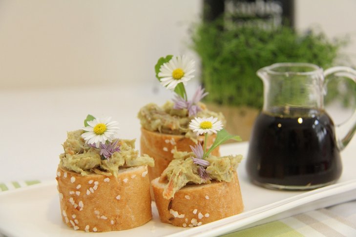 Rindfleischaufstrich mit Kürbiskernöl auf Baguette