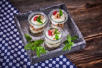 Dessert Nusscreme im Glas mit Biskotten