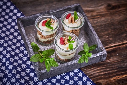 Dessert Nusscreme im Glas mit Biskotten