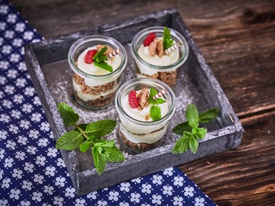 Dessert Nusscreme im Glas mit Biskotten