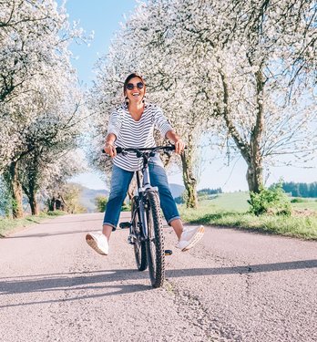 Frau auf Rad froehlich