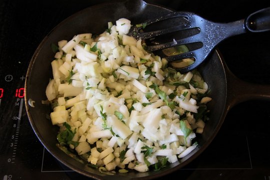 Das übrige Kohlrabi-Fruchtfleisch mit Frühlingszwiebeln klein schneiden und in deiner Pfanne in etwas Öl anrösten. Mit gehakter Petersilie Salz, Pfeffer und Kümmel würzen und abschmecken. ©Elisabeth Heidegger/LK Niederösterreich