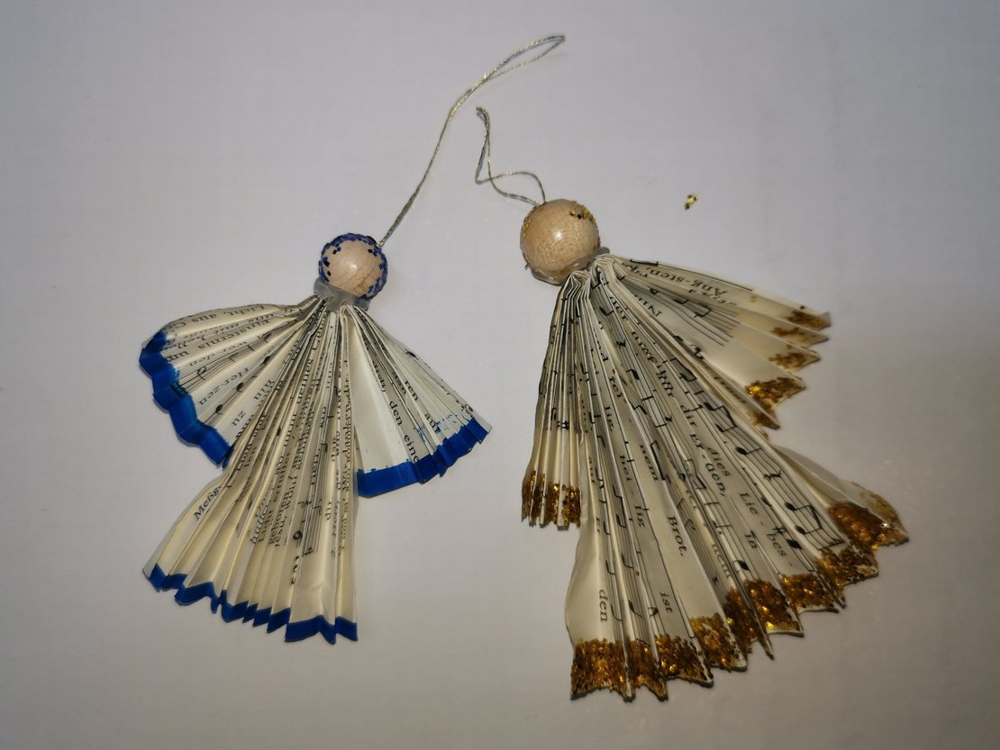 Papier-Engerl mit Glitzer