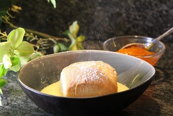 Die Buchteln goldbraun backen.