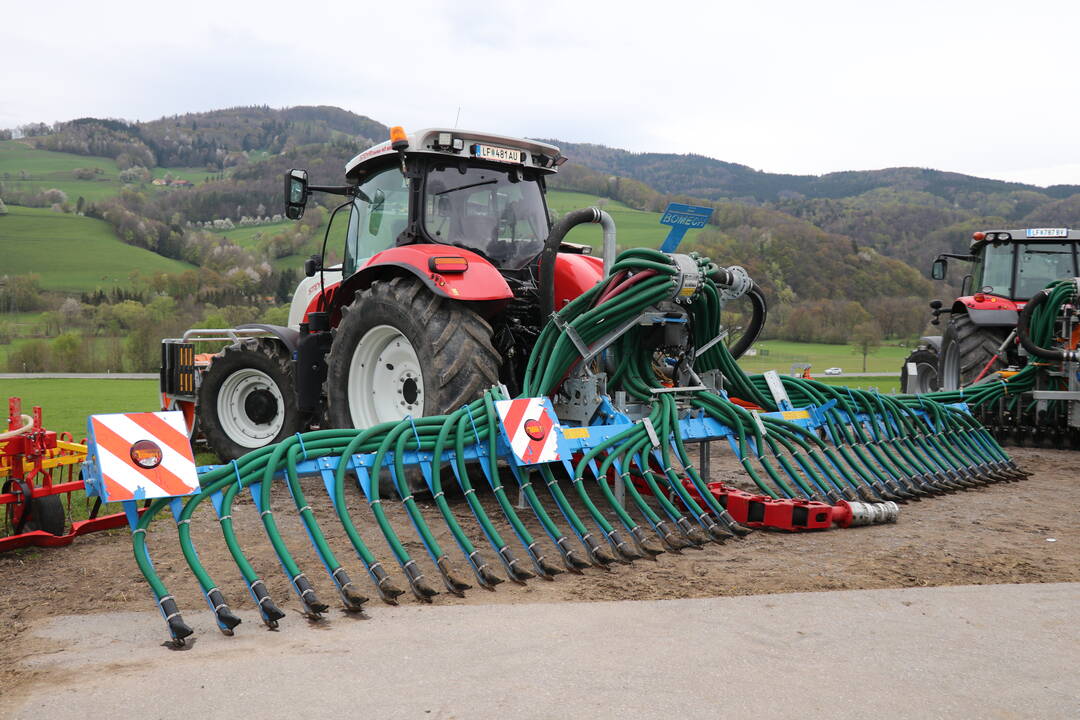 Traktor für die bodennahe Gülleaustragung