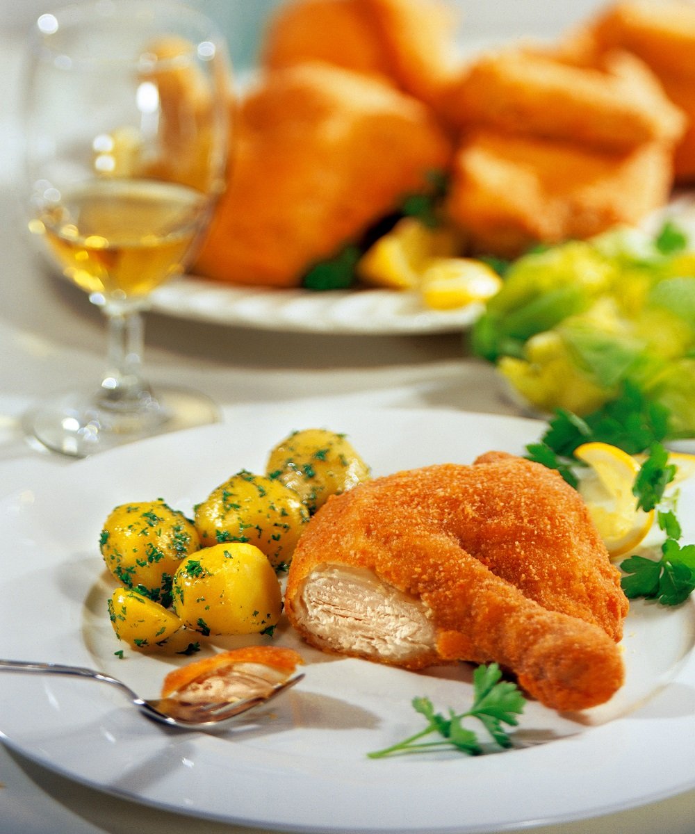 Wiener Backhendl mit Petersielerdäpfel ©AMA Marketing