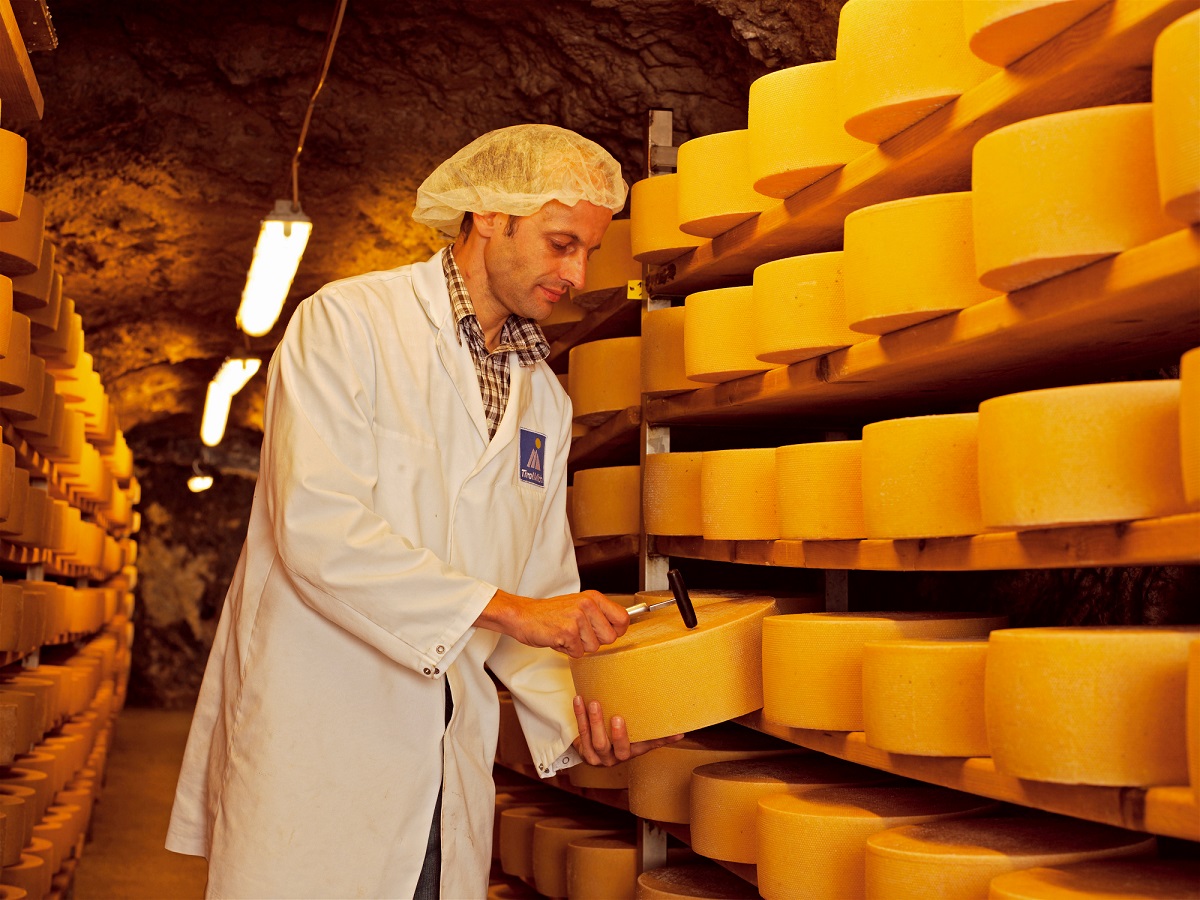Mann ist im Keller um Käseprobe zu ziehen ©AMA Marketing
