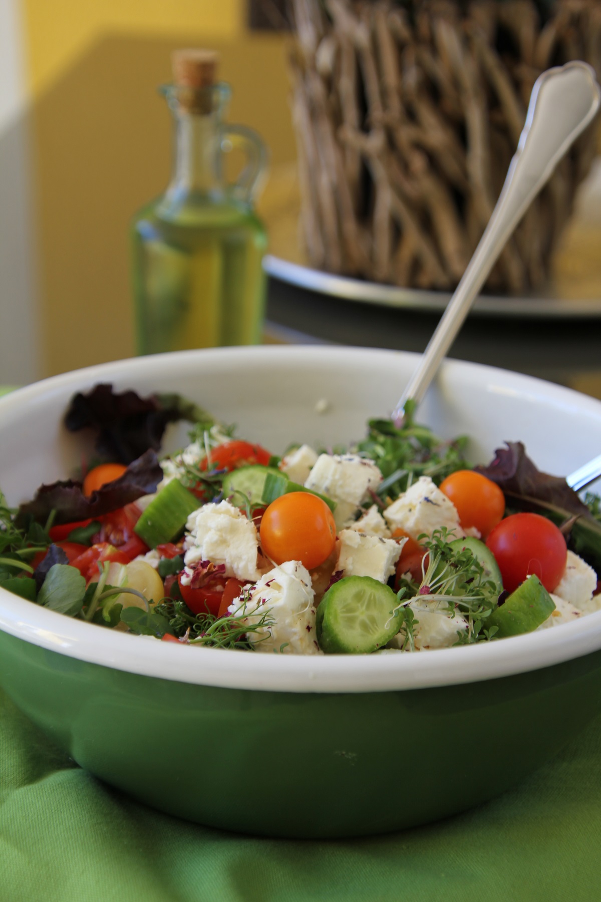 Mit saisonalem Salat und frisch getoastetem Brot schmeckt der Schafkäsesalat nach Urlaub. ©Elisabeth Heidegger/LK Niederösterreich
