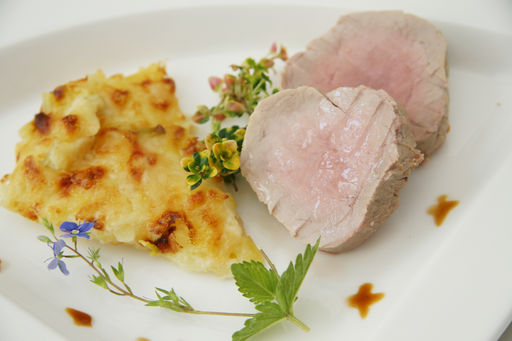 Schweinsfilet mit Erdaepfel-Lauch-Gratin