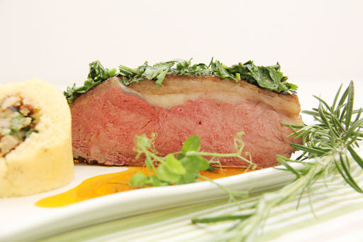 Beiried rosa gebraten im Kräutermantel