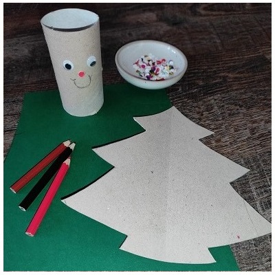 Für Papierchristbäume benötigt man Klopapierrolle, Schablone, grünes Buntpapier, Konfetti, Kleber und Buntstifte