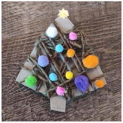 Fertiger Christbaum aus Karton mit Wolle umwickelt und bunten Filzkugeln beklebt